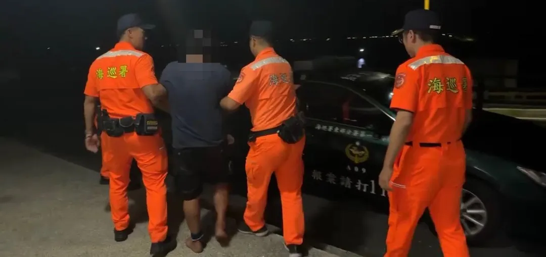 海巡署第一三岸巡隊人員21日深夜巡岸時,意外抓獲遭通緝的男毒蟲(左2)。(圖/翻攝畫面)