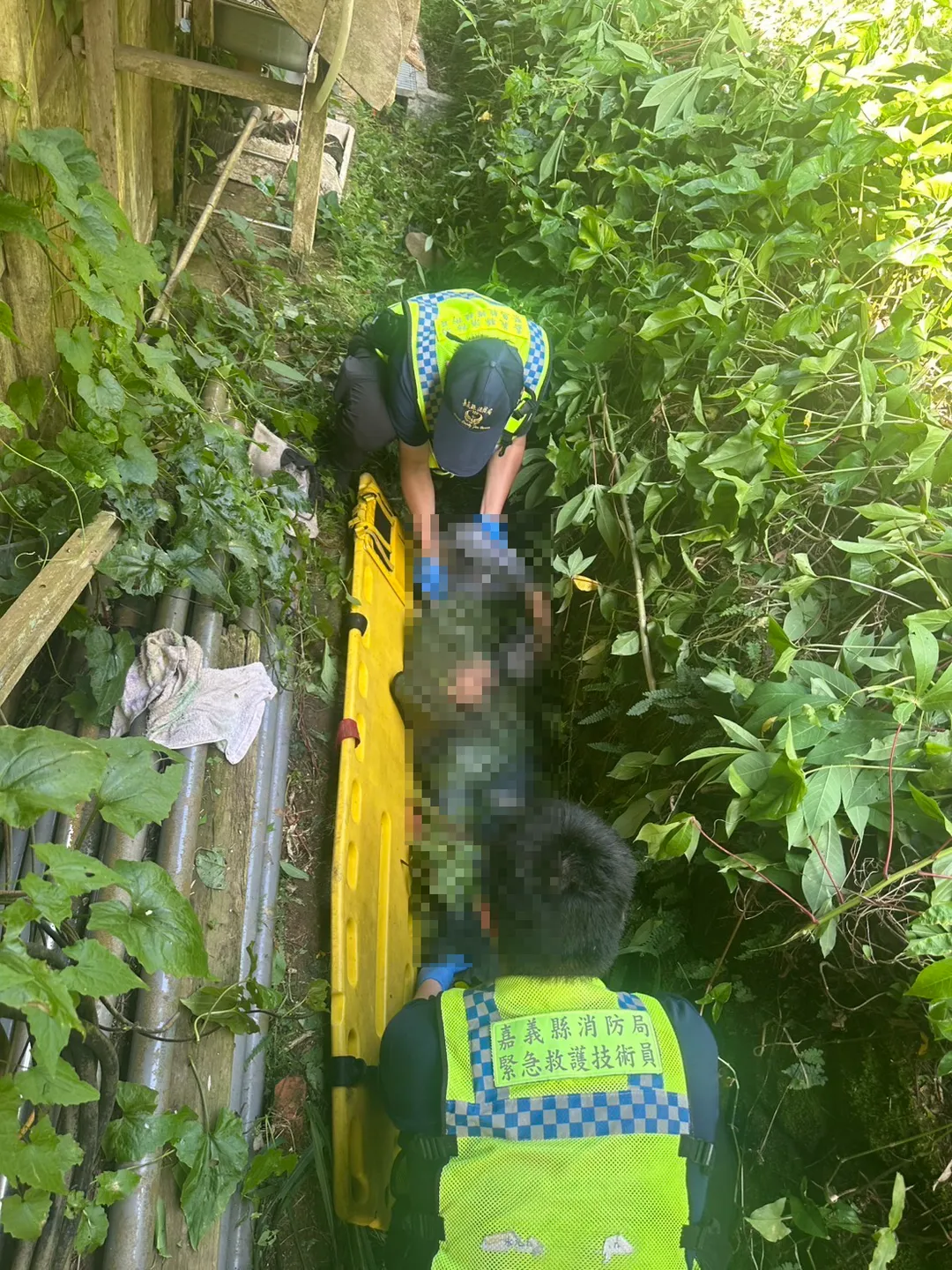 嘉義梅山鄉一名71歲陳姓老翁割草時不慎跌落2公尺深水溝。（圖／警方提供）