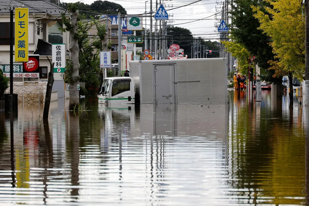 杜鵑颱風造成日本關東多地淹水。（圖／路透）