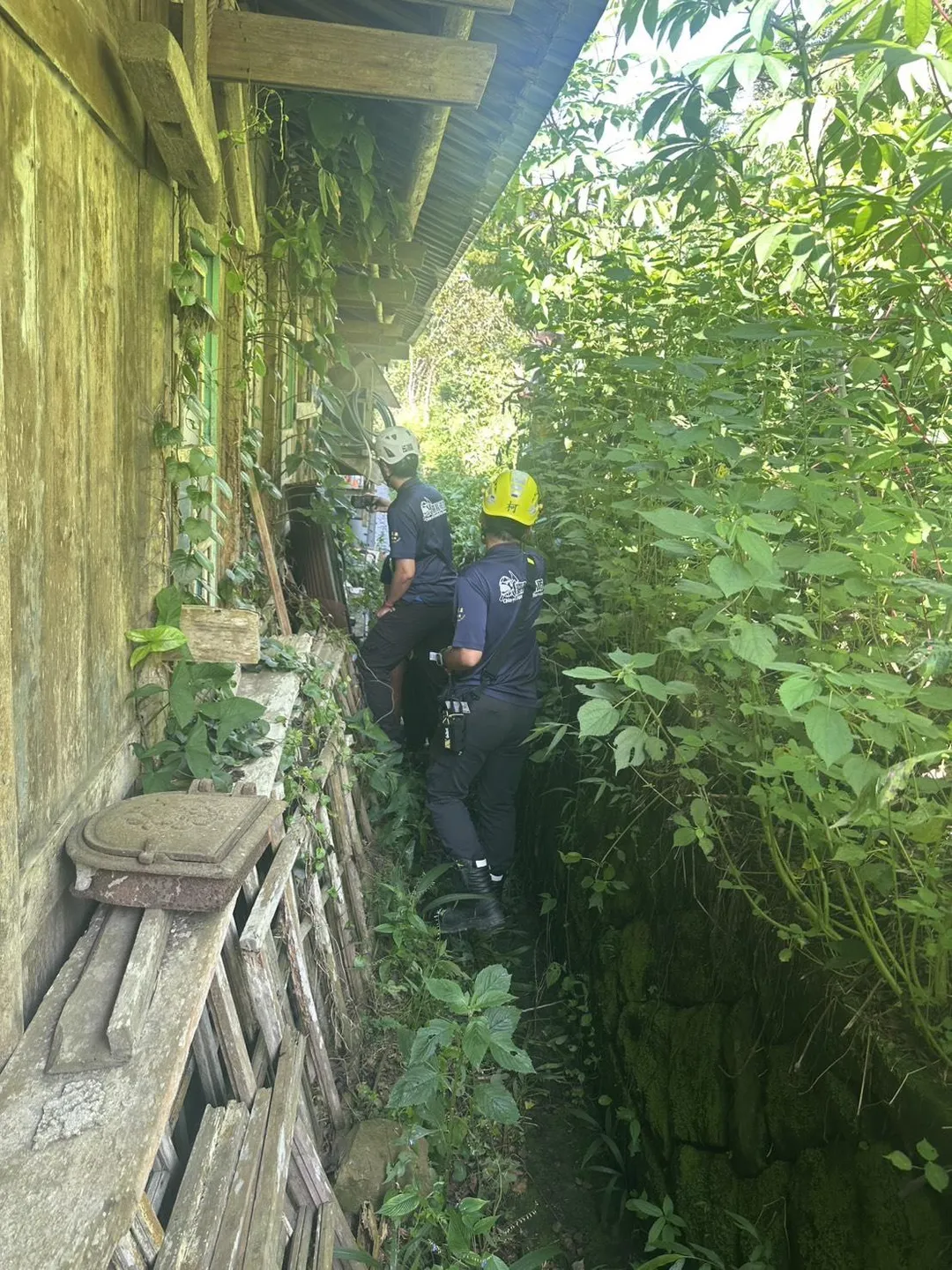 警消人員協助將老翁救出。（圖／警方提供）