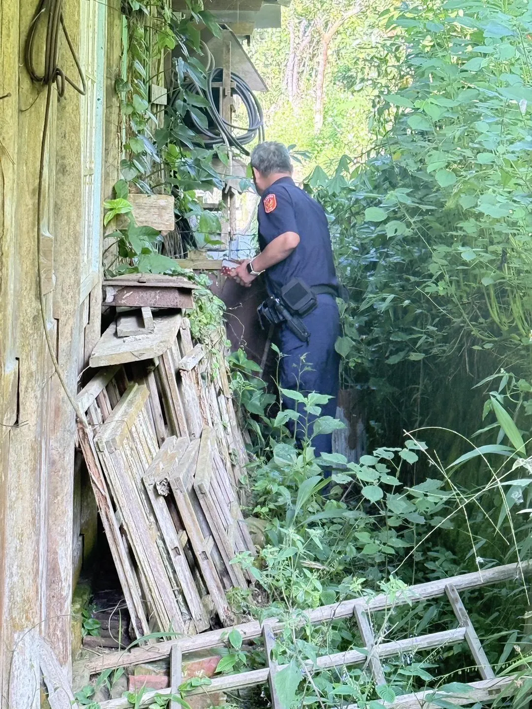 警消人員協助將老翁救出。（圖／警方提供）