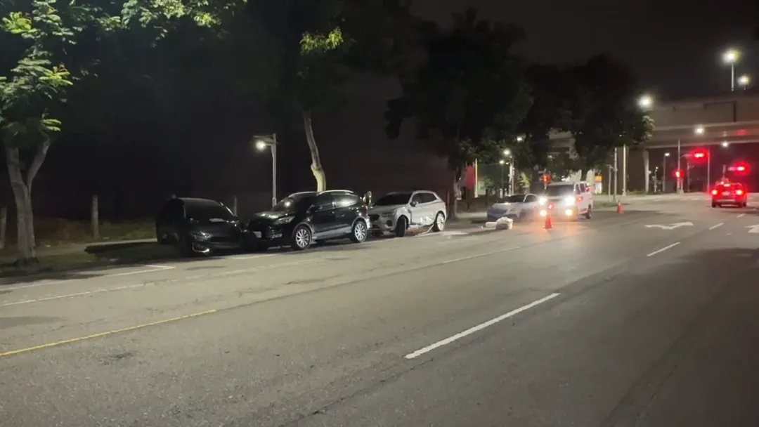 郭男毒駕阿法猛烈撞擊路邊車輛，零件散落一地且車頭全毀。（圖／翻攝畫面）