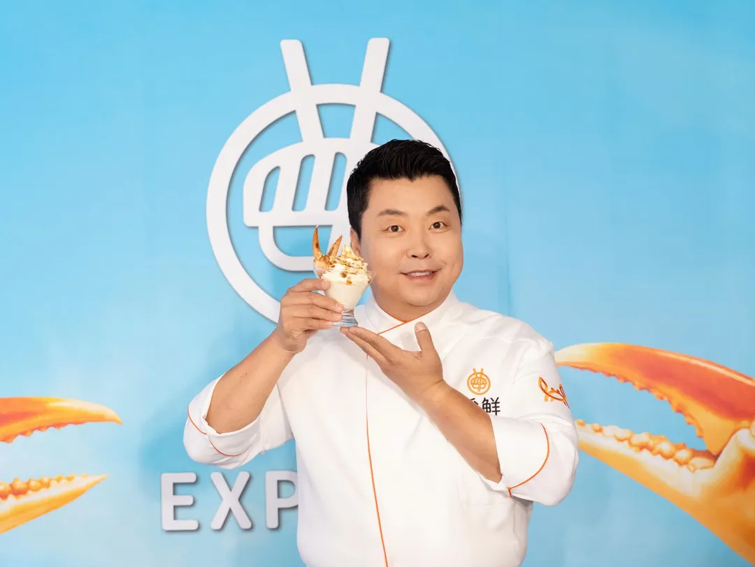 《黑白大廚》人氣名廚鄭鎬泳近期與壽司品牌合作推出秋蟹聯名料理。（圖／爭鮮餐飲集團 提供）