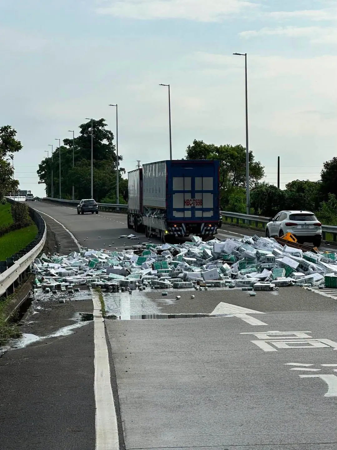 國3台南善化南下匝道22日發生啤酒罐撒落事件,下班尖峰時段整條車道幾乎無法通行。(圖/翻攝自Facebook@正港善化人)