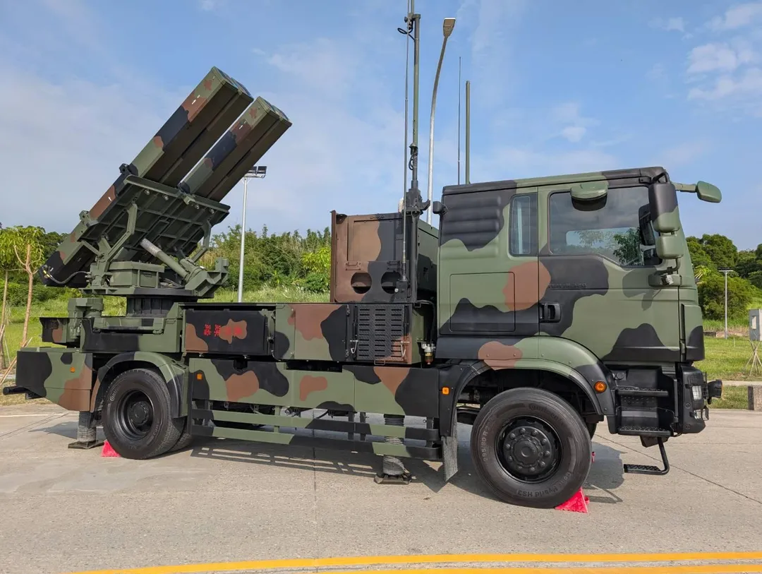 中科院研製的陸射劍二防空飛彈發射車,配備4聯裝飛彈發射架。(圖/宋玉寧攝)