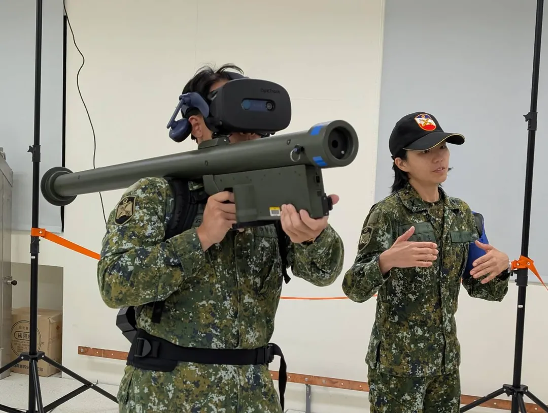 陸軍引進美製肩射刺針飛彈模擬器,可見到官兵身上的VR穿戴裝置、飛彈發射模擬器等。(圖/宋玉寧攝)
