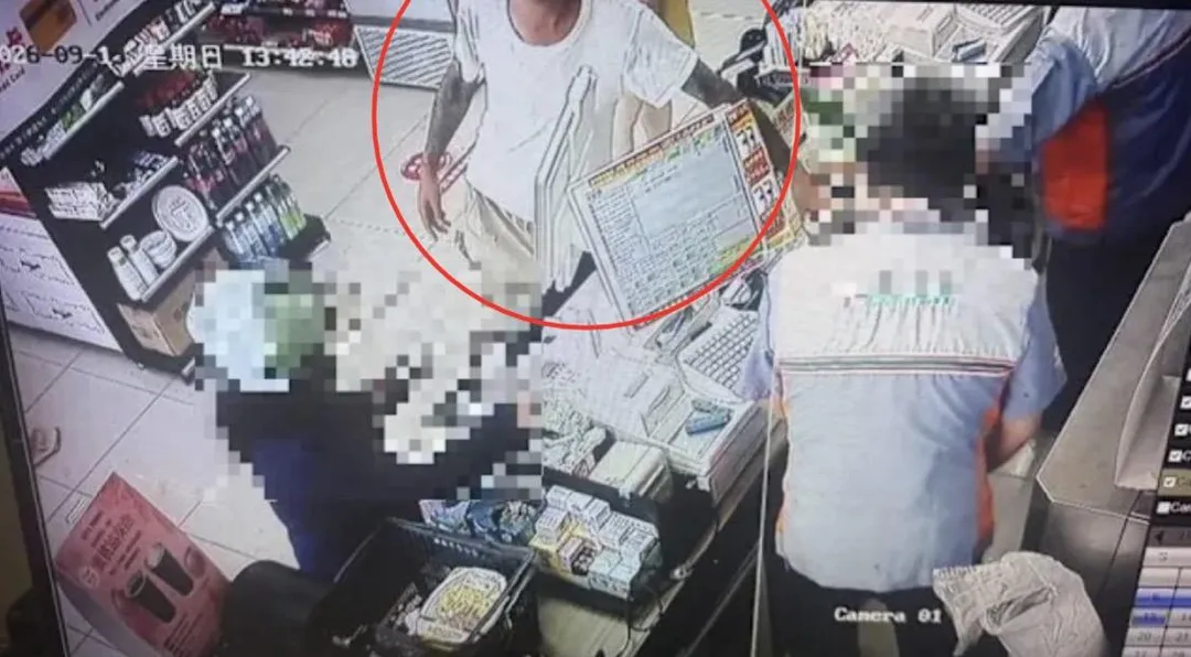 男子酒駕肇事後衝進超商買酒補喝。（圖／翻攝畫面）