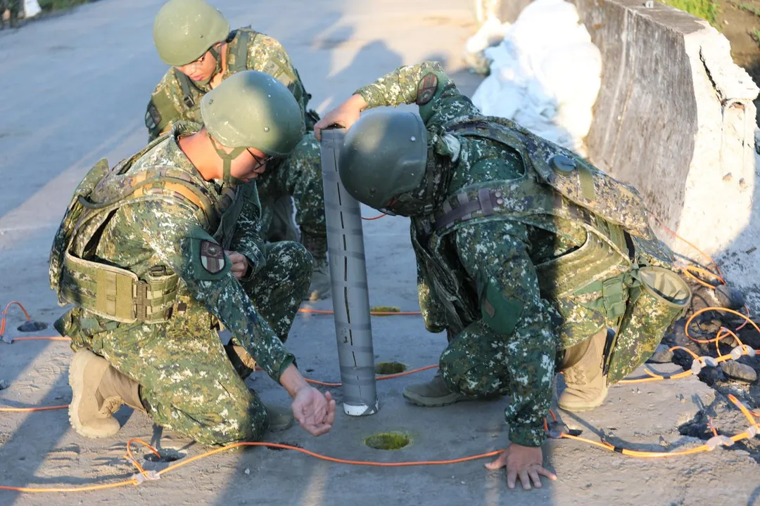陸軍工兵在橋面進行爆破作業準備。(圖/陸軍司令部)