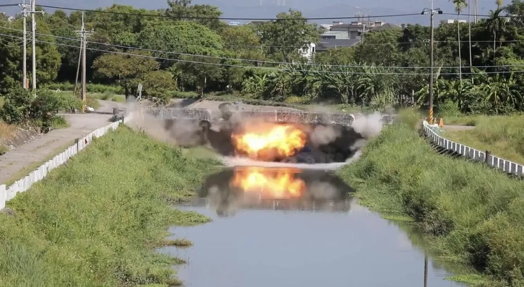 第53工兵群引爆宜蘭縣員山鄉的溪洲三號橋。(圖/陸軍司令部)
