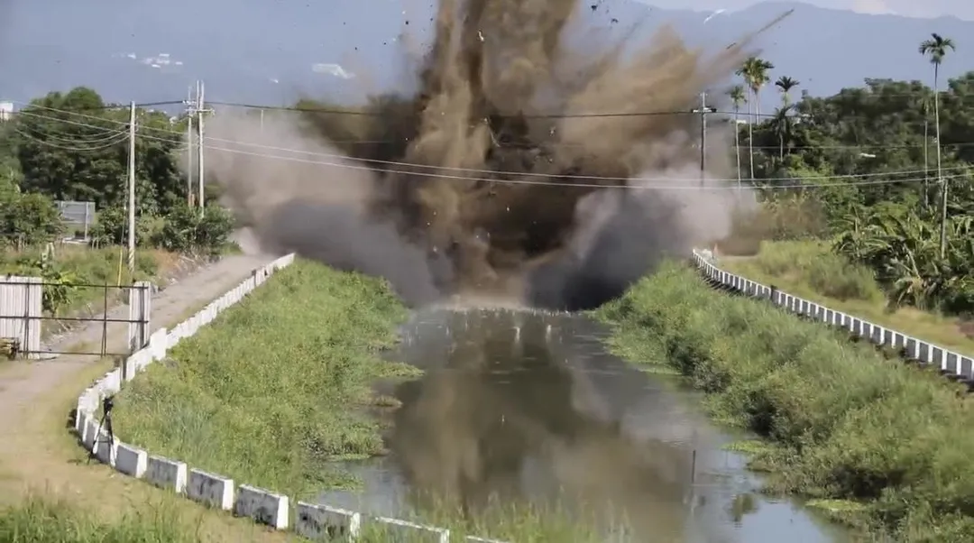 第53工兵群爆破宜蘭縣員山鄉的溪洲三號橋。(圖/陸軍司令部)