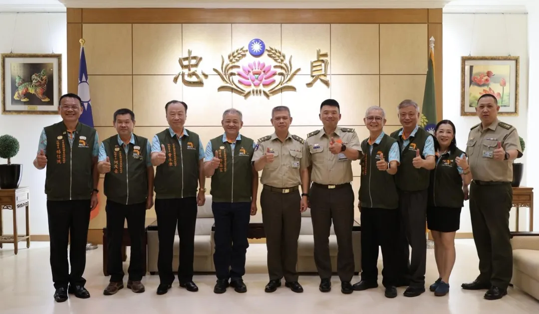 鄭禎祥接待後備憲兵荷松總會及昕力資訊秋節敬軍慰問。(圖/憲指部)