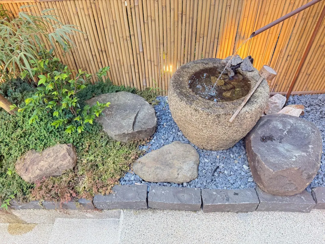 明朝古董水缽與佈石。(圖/黃宏輝提供)