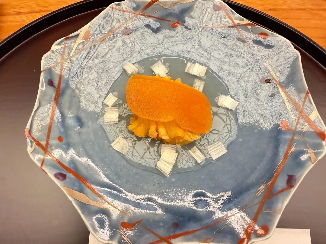 先付─鯒白玉揚.溏心烏魚子。(圖/黃宏輝提供)