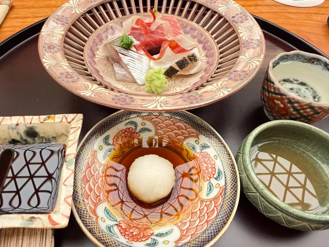 酸橘醋.蘿蔔泥.酒盜。(圖/黃宏輝提供)