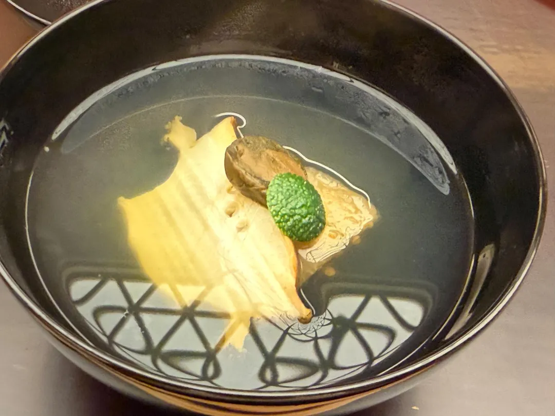 椀物─日本黑鮑魚.燒茄子.青柚。(圖/黃宏輝提供)