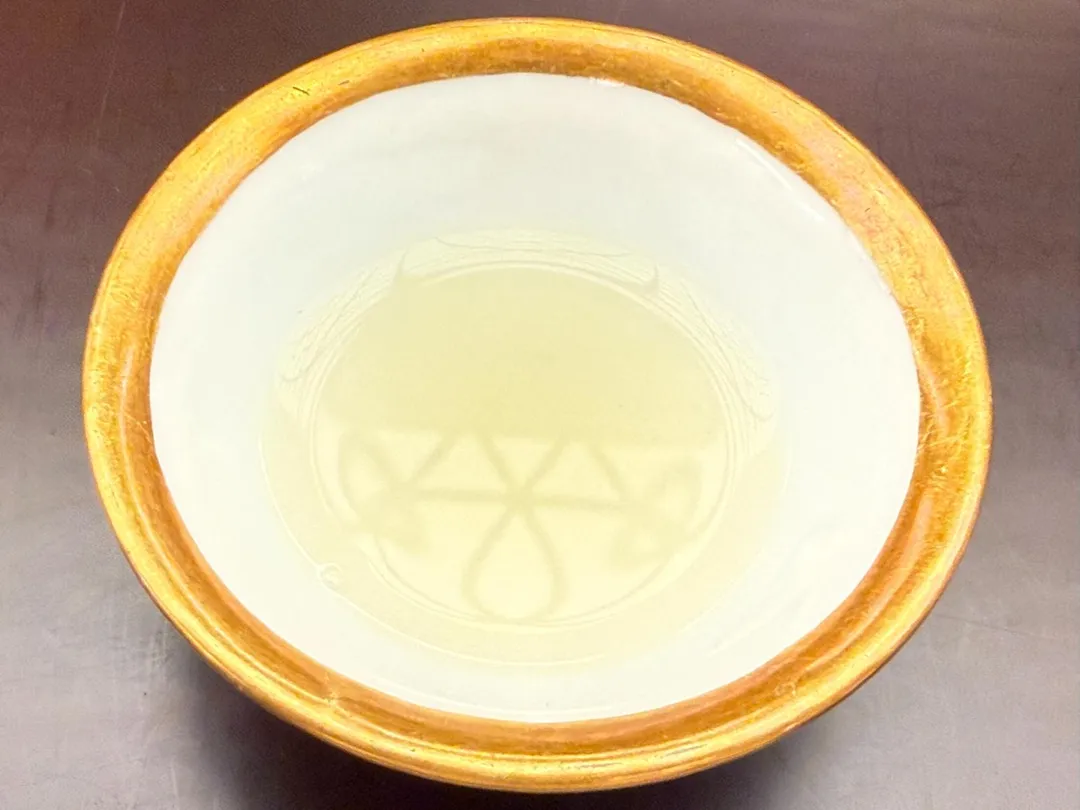 先嚐高湯原汁。(圖/黃宏輝提供)