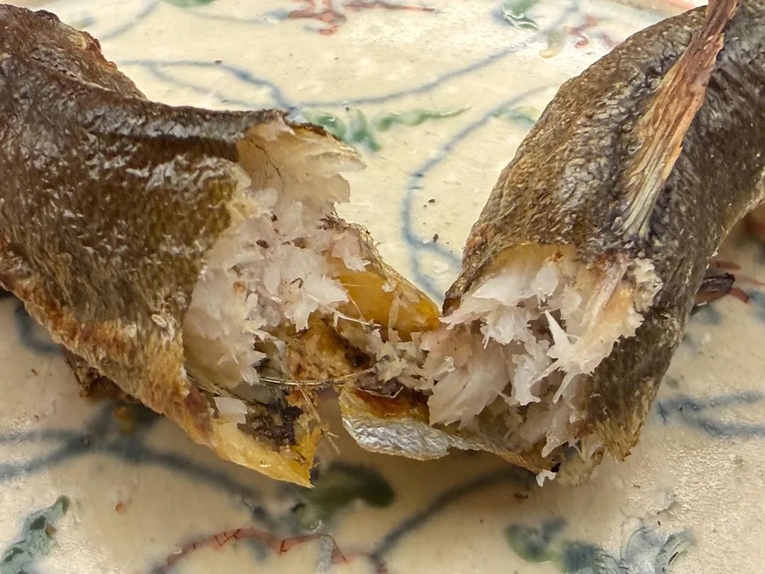 香魚中骨被取出。(圖/黃宏輝提供)