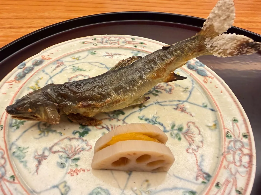 燒物─天然香魚.蓮藕.蓼醋。(圖/黃宏輝提供)