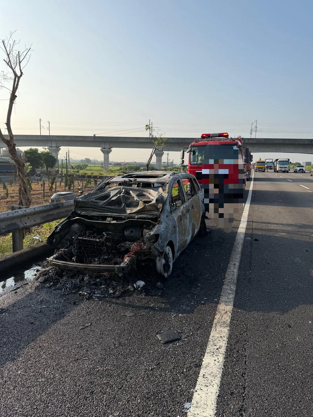 汽車燒毀剩骨架。（圖／警方提供）