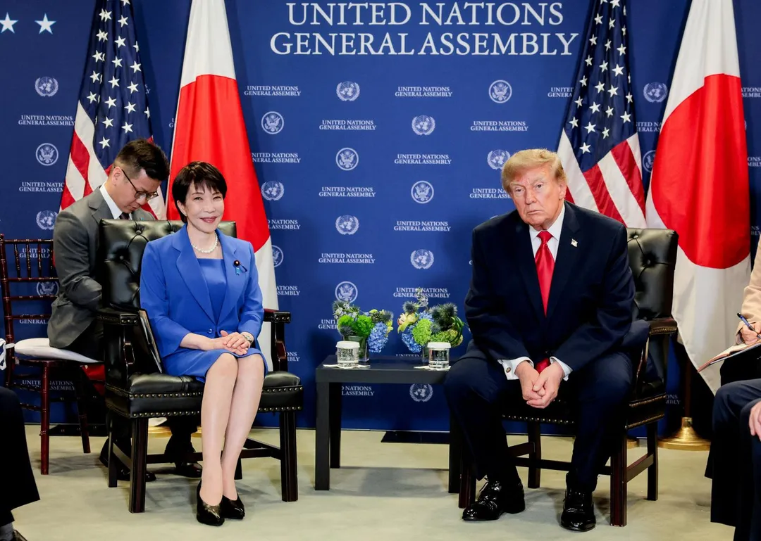 美國總統川普（右）22日在紐約舉行的第81屆聯合國大會期間，與日本首相高市早苗（左）舉行雙邊會晤。（圖／路透社）