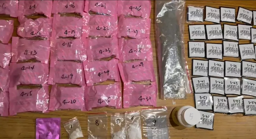 警方起獲愷他命、毒品咖啡包等證物。（圖／警方提供）