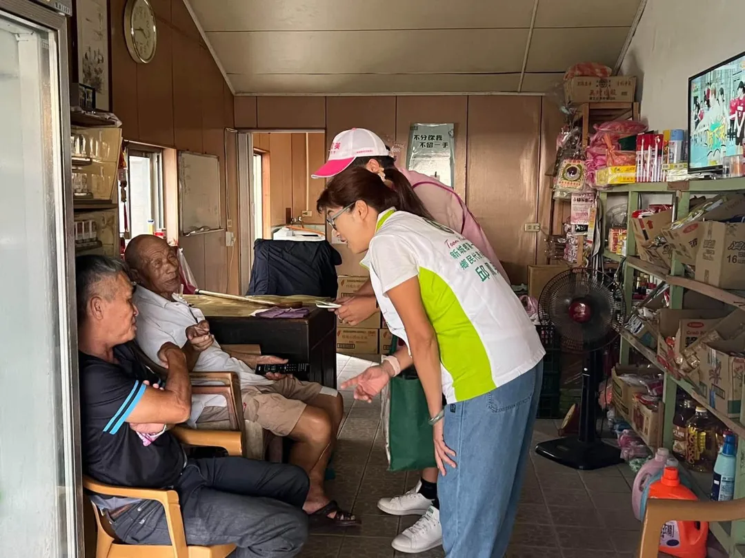 邱鳳英是首度參選,近期積極投入選舉活動,挨家挨戶登門拜訪選民。事發前一天與黨部主委通電話時,她仍開心提及當地支持者與日俱增。(圖/翻攝邱鳳英臉書)