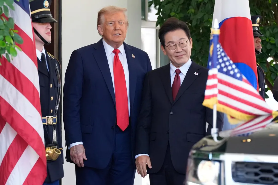 美國總統川普（左）與南韓總統李在明（右）2025年8月在美國白宮會面。（圖／美聯社）