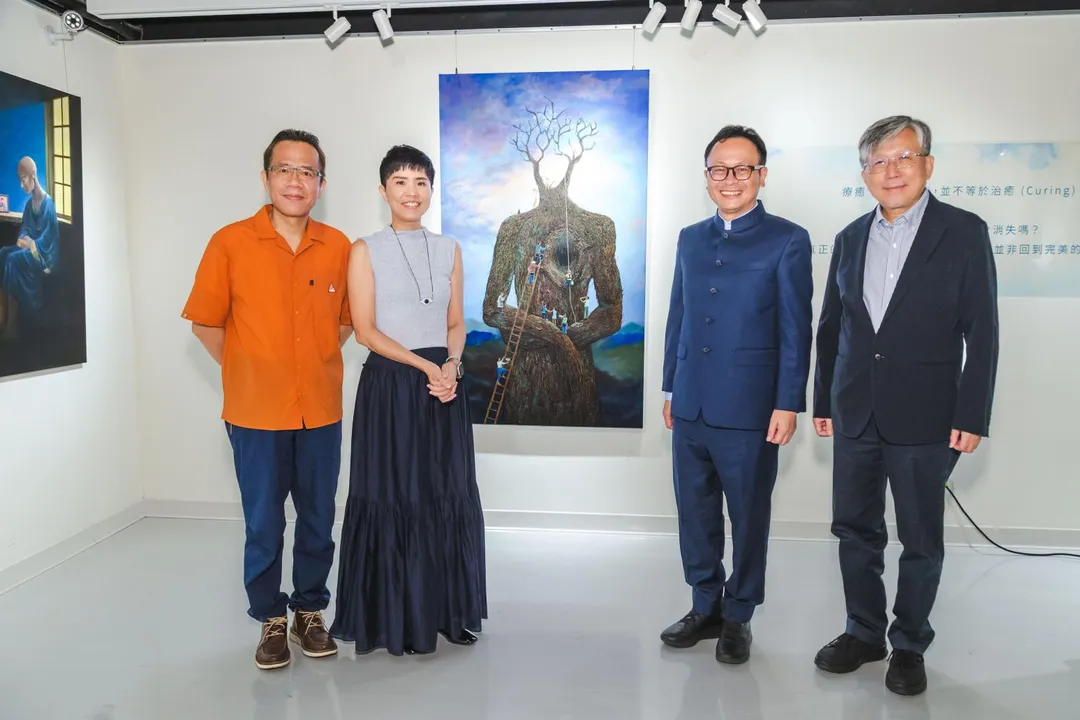 由左至右臺師大朱友意教授、藝術家林玲汶、策展人周祖誠、北藝大廖仁義教授,中間畫作為本次展覽主視覺〈初心〉,尺寸100號。(圖/策展人提供)