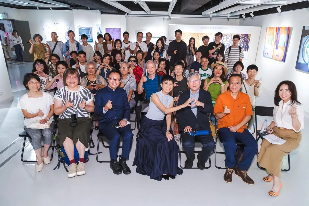 展覽現場湧入貴賓,前排左至右為:藝術治療師暨心理諮商師郭慧珍、全癌連祕書長齊秀惠、策展人周祖誠、藝術家林玲汶Maggie、北藝大教授廖仁。(圖/策展人提供)