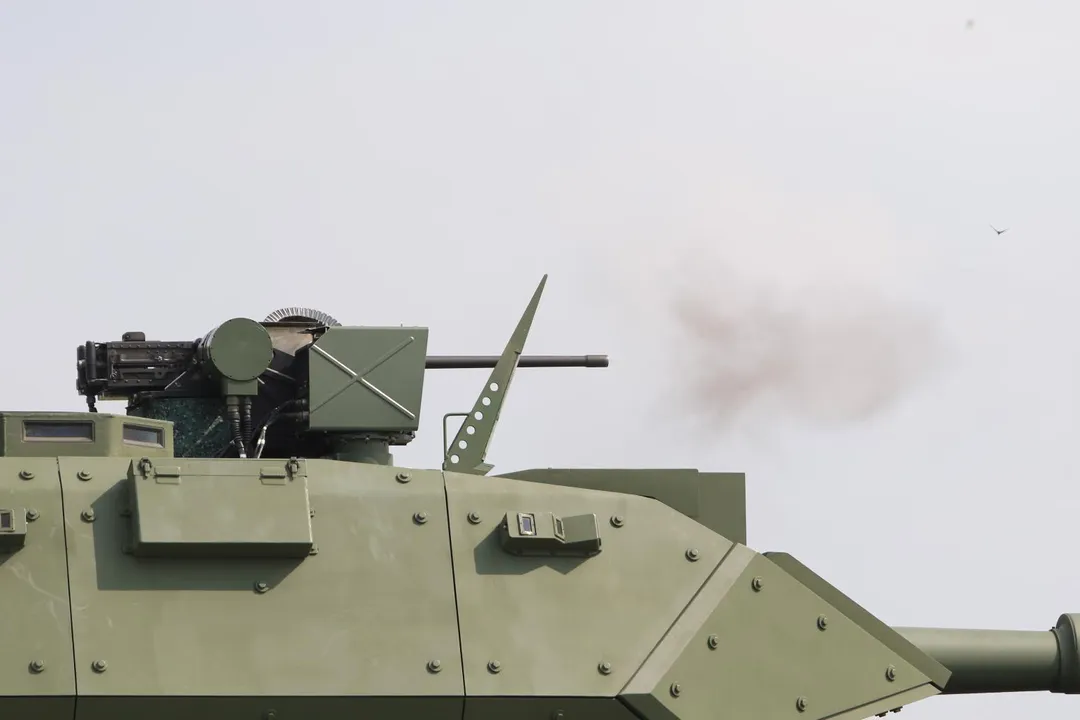 105公厘輪型戰車靜止射擊砲塔頂部的12.7公厘遙控槍塔。(圖/宋玉寧攝)