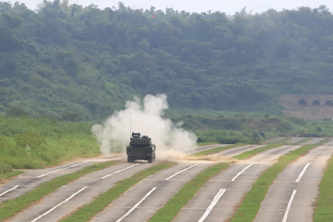 105公厘輪型戰車移動中射擊戰車砲。(圖/宋玉寧攝)