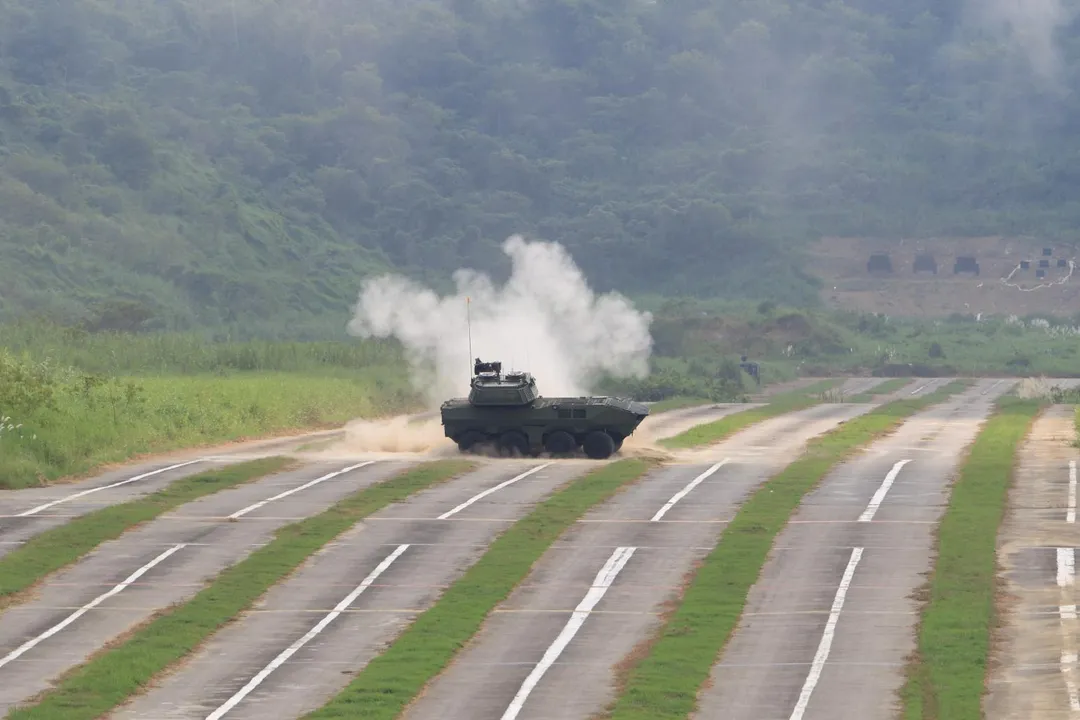 105公厘輪型戰車以側傾狀態、橫向90度射擊戰車砲。(圖/宋玉寧攝)