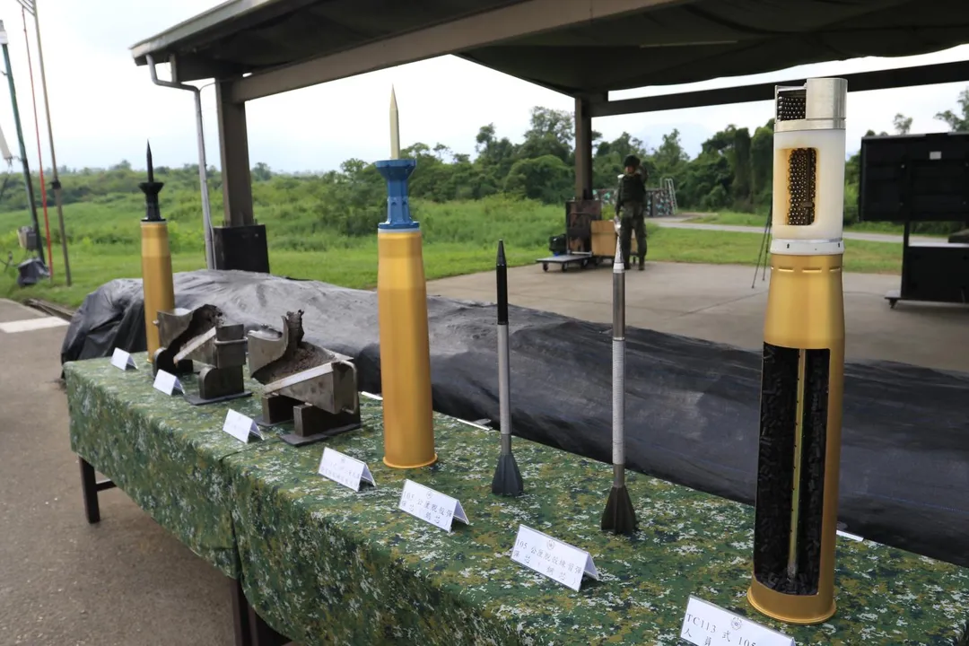 軍備局展示新的105公厘戰車砲彈，圖左至右為翼穩脫殼穿甲彈、翼穩脫殼穿甲訓練彈、人員殺傷彈。(圖/宋玉寧攝)