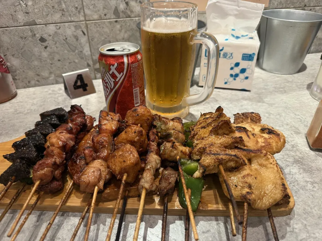 中秋烤肉應遵循「菜、肉、澱粉」的進食順序，先吃青椒、香菇等蔬菜墊胃，再攝取優質蛋白質，最後吃澱粉。（圖／臺中醫院）
