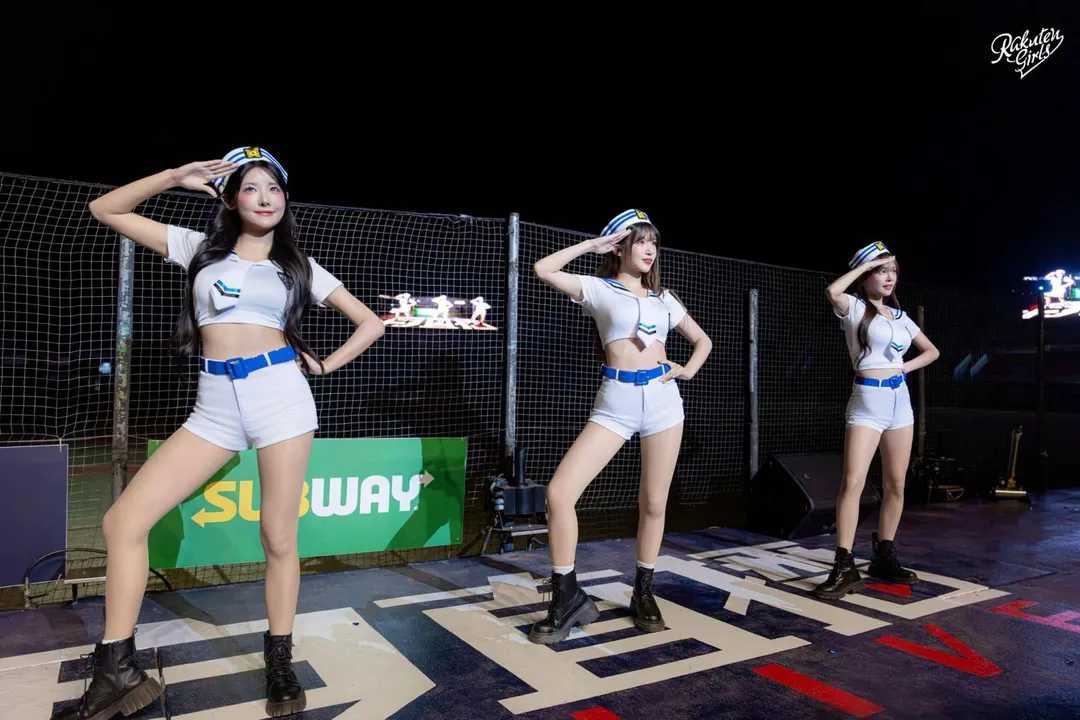 高佳彬、廉世彬、金佳垠20日在樂天桃猿「辣酷甜趴」跳少女時代的經典歌曲〈說出你的願望〉。(圖/樂天桃猿提供)