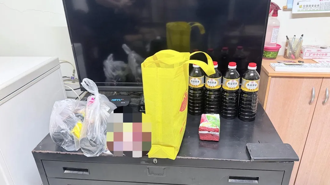 檢調扣案之醬油瓶及茶葉包。（圖／雲林地檢署提供）