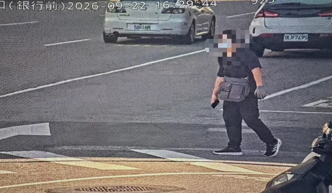 男子犯案前後行蹤被監視器拍下。(圖/翻攝畫面)