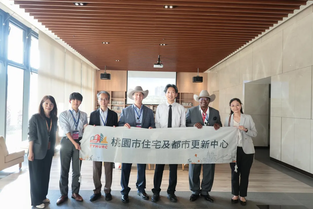 美國德州嘉倫市及日本千葉縣訪團22日前往「中路3號社會住宅」參訪，針對本市首創的可負擔住宅政策進行交流。（圖／桃園市政府提供）