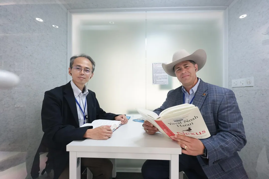美國德州嘉倫市長赫德里克（Dylan Hedrick）(圖右)及日本千葉縣綜合企畫部國際・交通擔當部長田中泰史(圖左)均對分館內豐富的互動性裝置與各項創新科技應用印象深刻。（圖／桃園市政府提供）