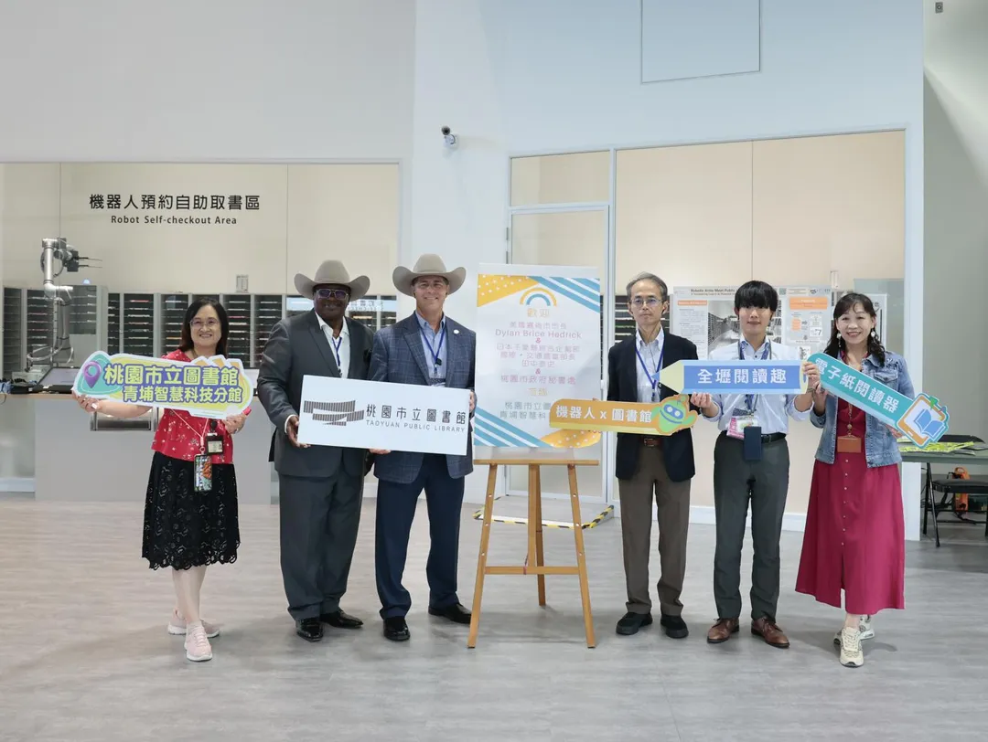 訪團赴「桃園市立圖書館青埔智慧科技分館」參訪。（圖／桃園市政府提供）