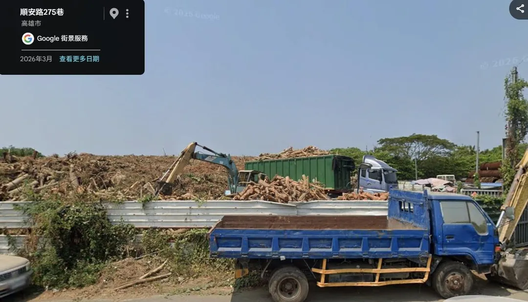 2026年3月起的Google街景已可見到許多車輛載運廢木材來此處堆放。(圖/高雄市議員許采蓁提供)