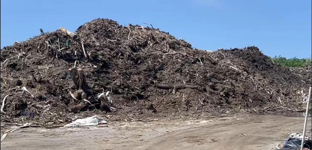 高雄市永安區1處農地堆積約1800坪的廢材,面積大如6座奧運標準游泳池。(圖/高雄市議員許采蓁提供)