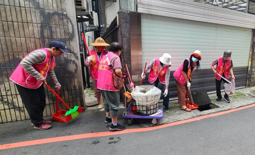 「乾淨城市 美好日常」-里環境認證累計826個績優里，環保志工共同投入環境清潔。（圖／新北市政府提供）