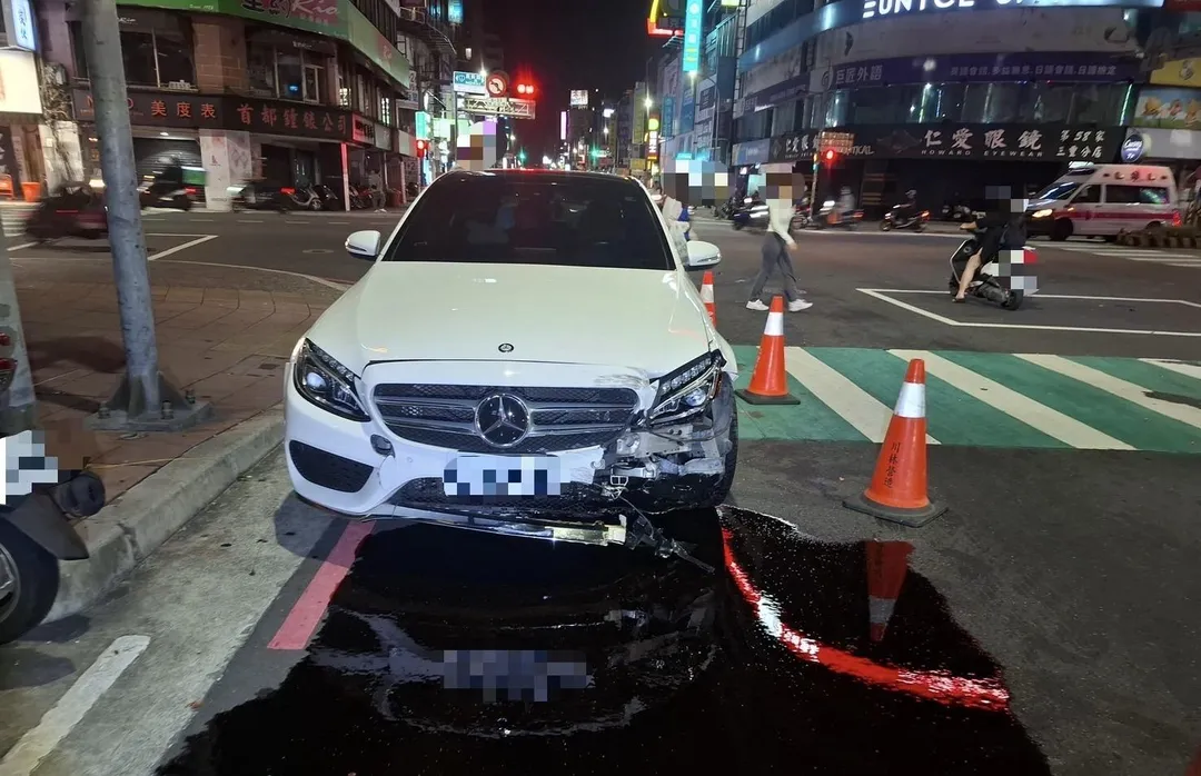 賓士車車頭全毀。（圖／翻攝畫面）