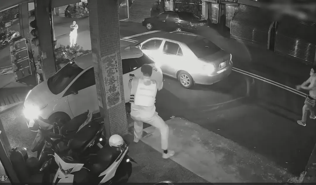 警匪對峙。（圖／翻攝畫面）