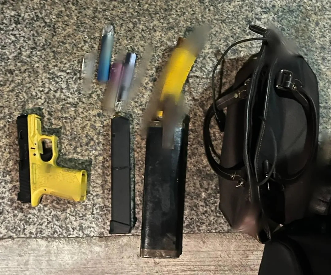 警方在吳嫌隨身包包內搜出一把改造手槍、6顆子彈以及毒品。(圖/翻攝畫面)