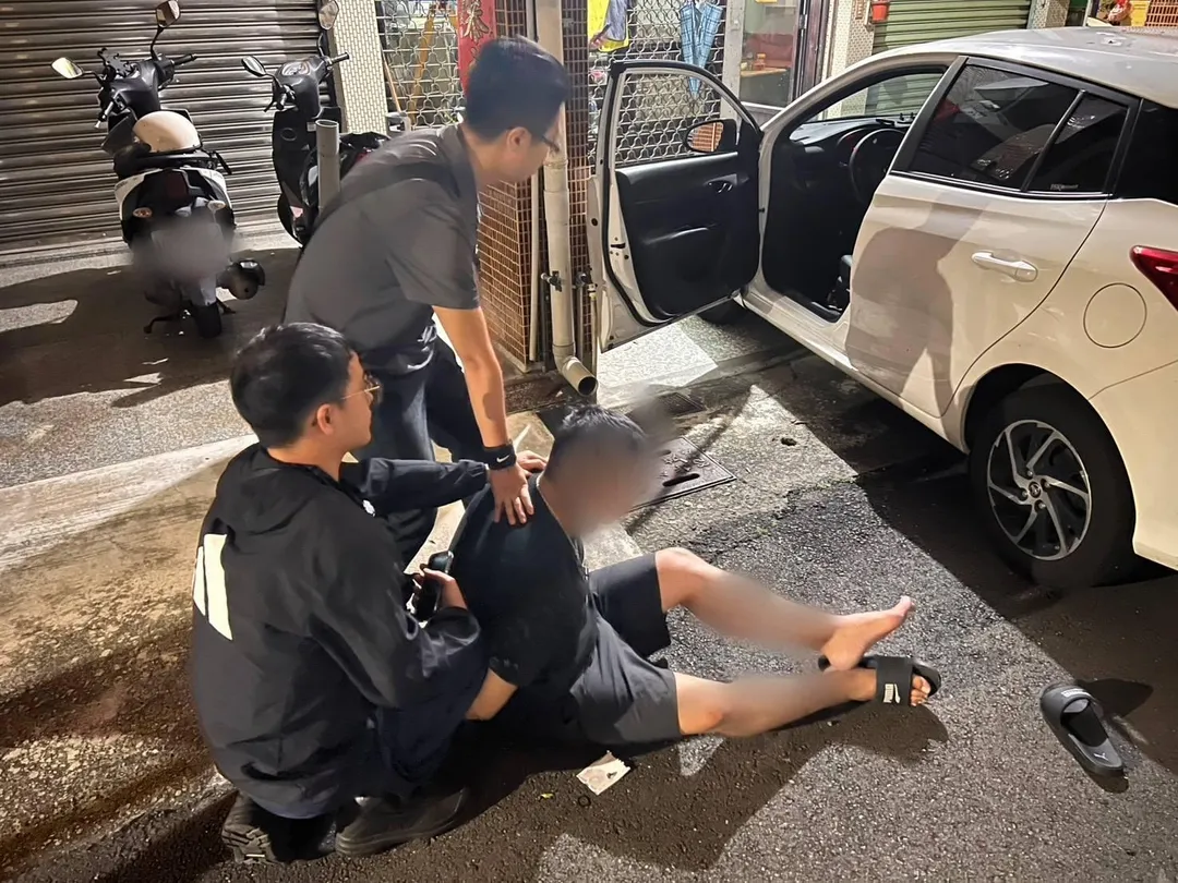 吳嫌被逮捕。(圖/翻攝畫面)