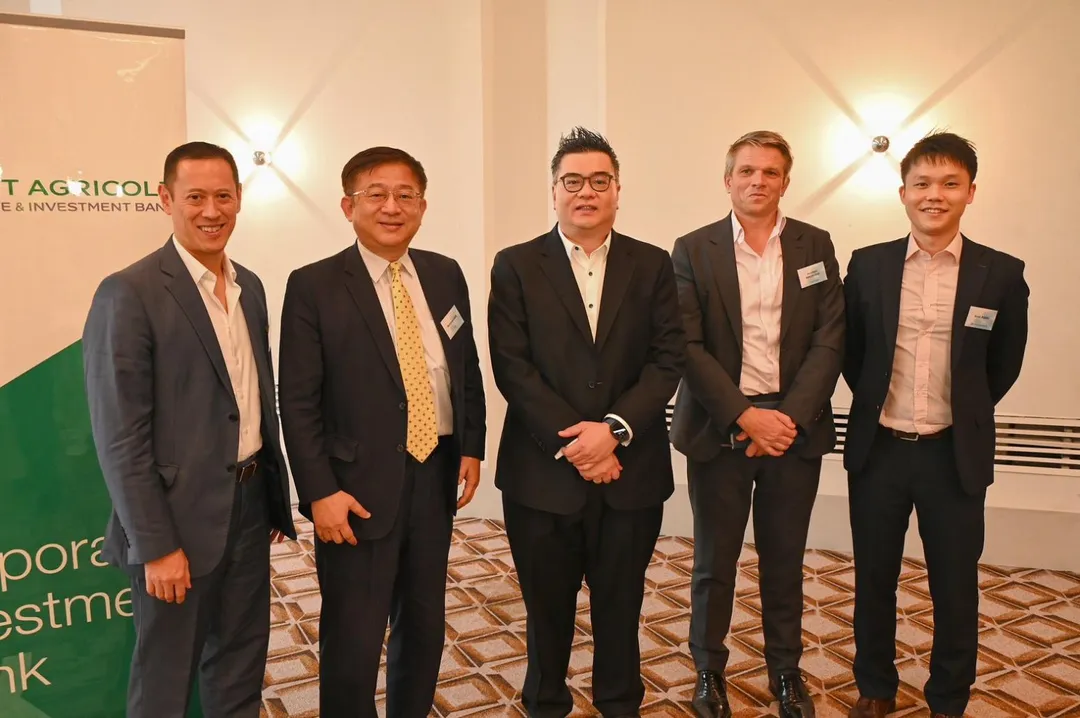 中國信託銀行企業融資處處長廖淳霖(左二)受邀出席法商東方匯理銀行「數位基礎設施融資研討會」,為臺灣唯一受邀金融業者。/主辦單位提供