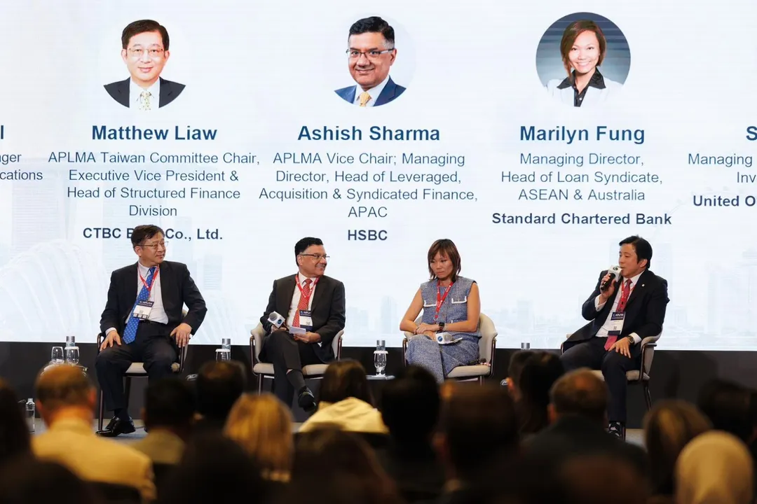 中國信託銀行企業融資處處長廖淳霖(左一)受邀出席亞太區貸款市場公會年度論壇,現場吸引逾1,300人與會。/主辦單位提供