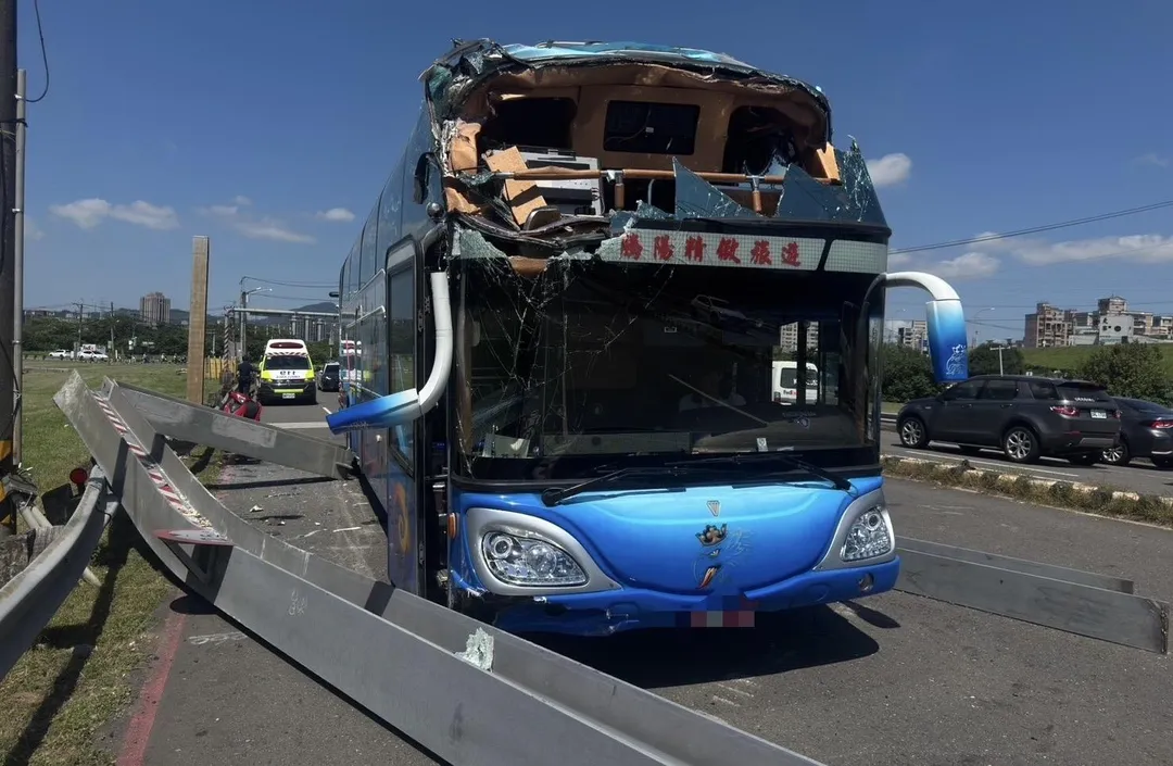 遊覽車車頂爆裂全毀。（圖／翻攝畫面）